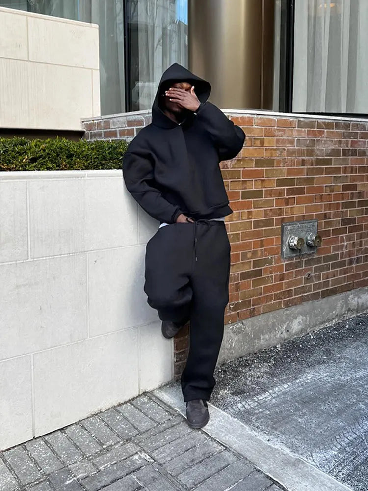 Modisches Herren-Set: Oversized Kapuzenpullover und Jogger für maximalen Komfort im Winter.