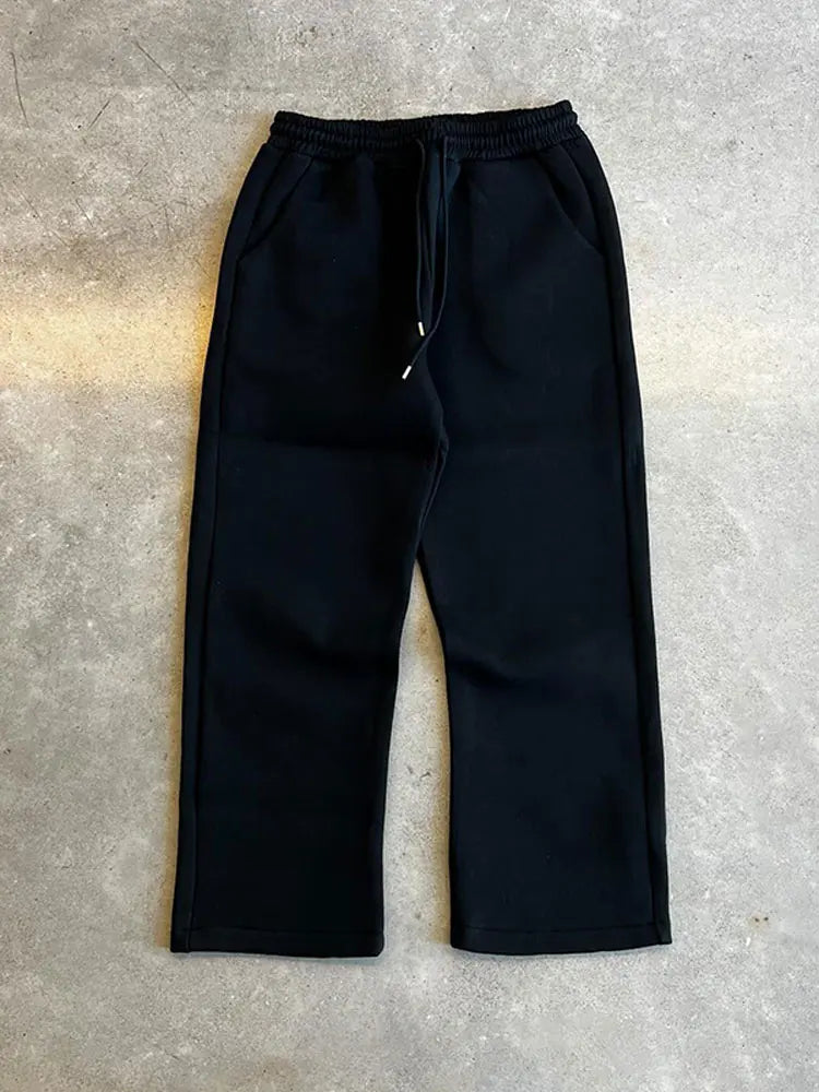 Oversized Hoodie für Herren mit passender Jogginghose, ideal als gemütliches Loungewear-Set.