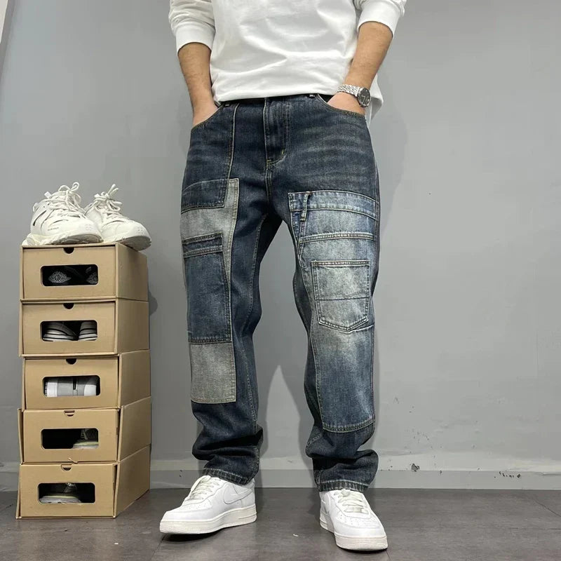 Herren Patchwork Jeans mit großen Cargo-Taschen, konischer Schnitt. Lässige Streetwear Männer Hose für Urban Style.