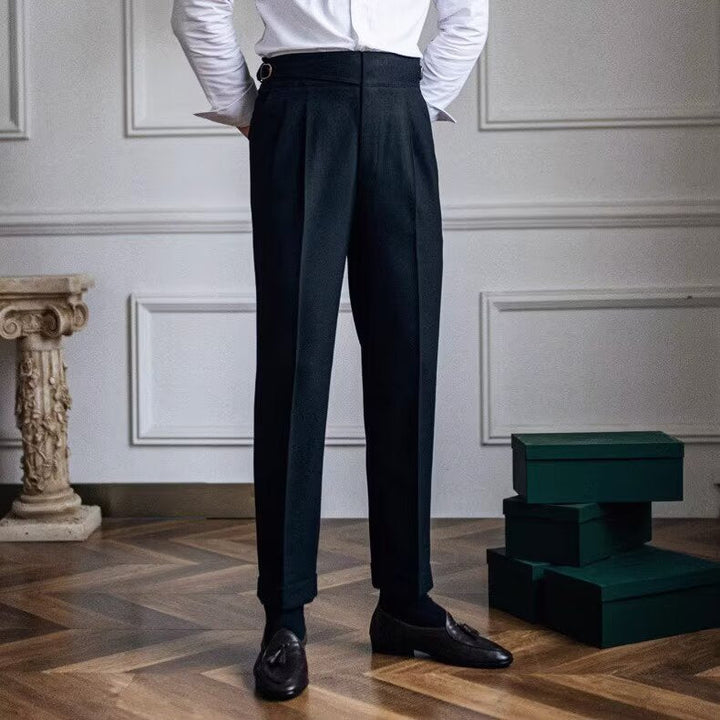 Herren Plisseehose im entspannten Relaxed Fit. Elegante, komfortable Freizeithose für den Frühling.