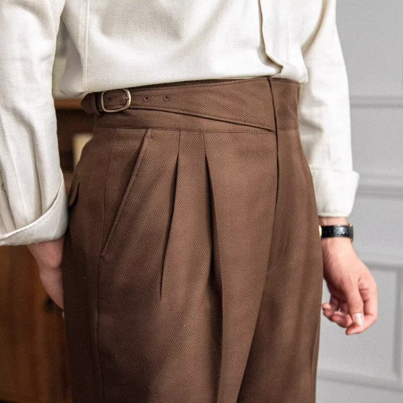 Stilvolle Herren Plisseehose in dezentem Farbton. Perfekt für Smart Casual, Büro oder elegante Frühlingsmode.