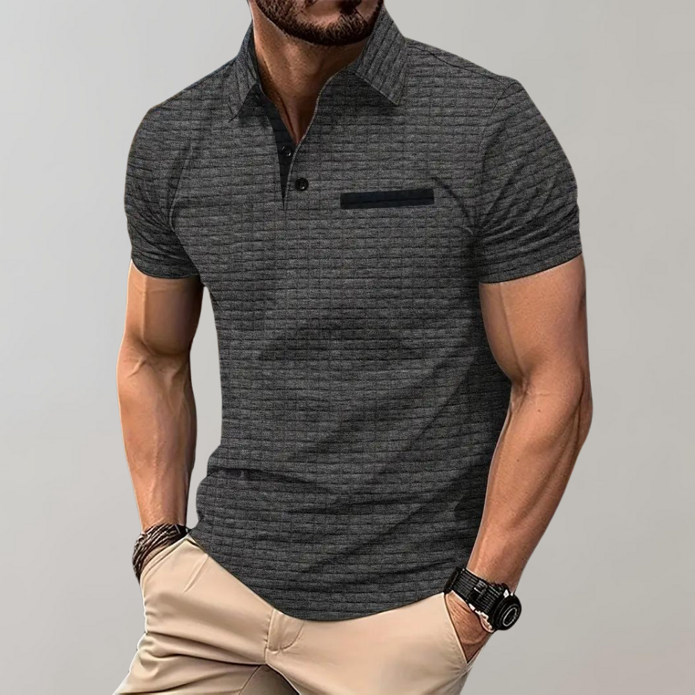 Sommerliches Herren Poloshirt: Kurzarm, atmungsaktiv, ideal für heiße Tage. Lässige Eleganz im Urlaub.