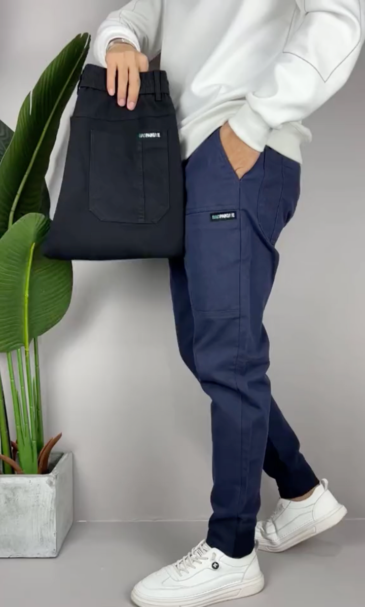 Bequeme Herren Cargohose in Blau mit Stretch-Stoff für optimale Passform & maximalen Tragekomfort.