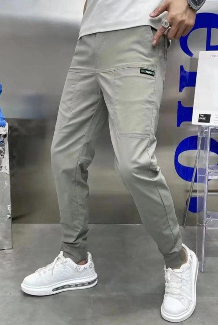 Moderne Herren Premium Stretch Cargohose in Hellgrau mit mehreren Taschen für stilvollen Alltags-Komfort.