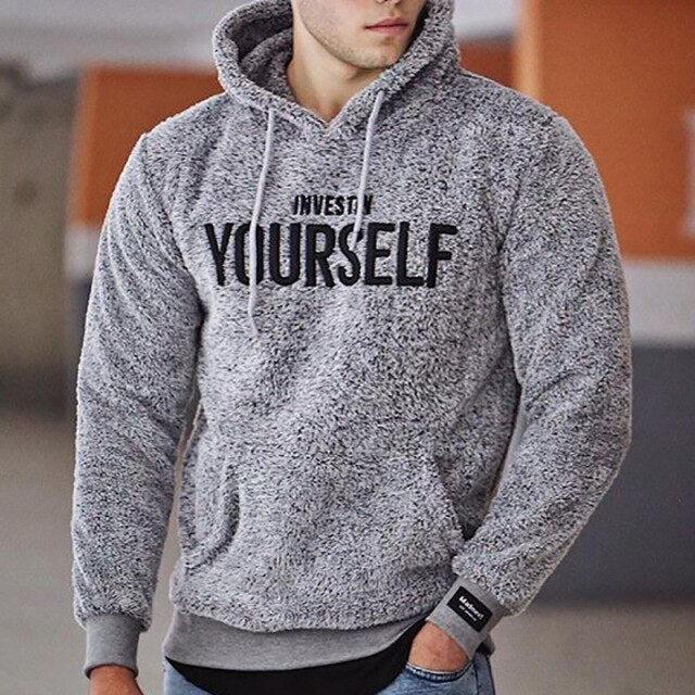 Gemütlicher Herren Hoodie mit Stickerei, langarm, ideal für kalte Wintertage und stilvolle Herbstlooks.