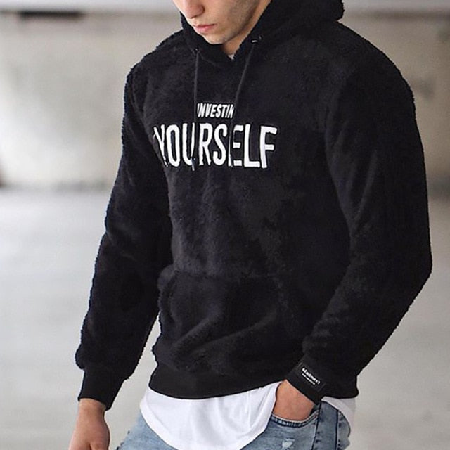 Stilvoller Herren Premium Hoodie, bestickt, hält warm an Wintertagen. Ideal für gemütliche Herbstoutfits.