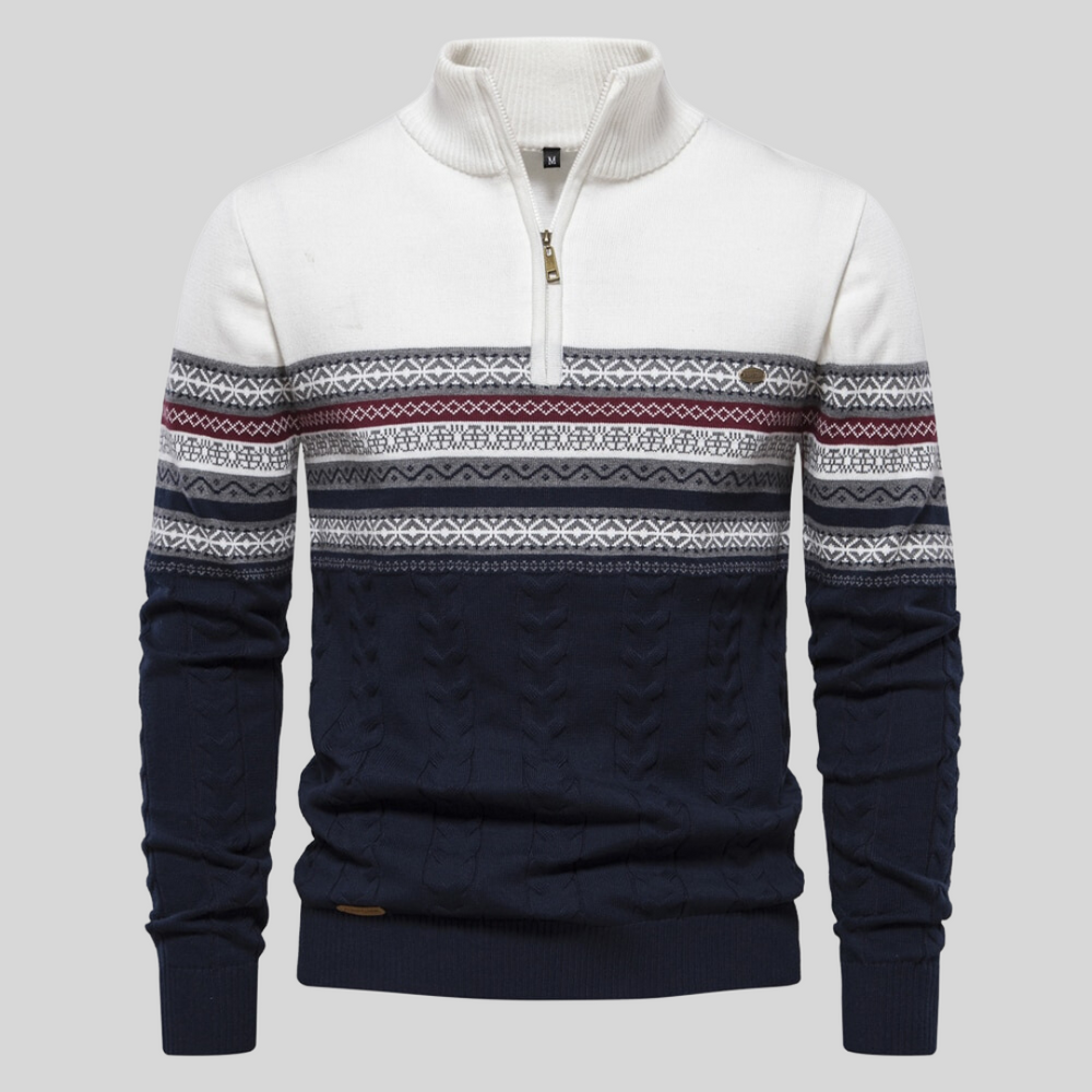 Nahaufnahme des weichen Herren Strickpullovers mit Rundhals und Langarm, ideal für Layering und Komfort.