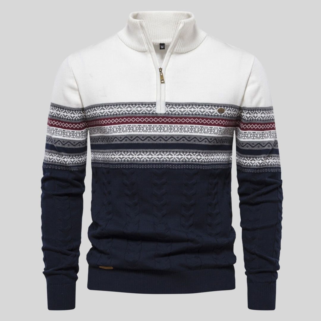 Nahaufnahme des weichen Herren Strickpullovers mit Rundhals und Langarm, ideal für Layering und Komfort.