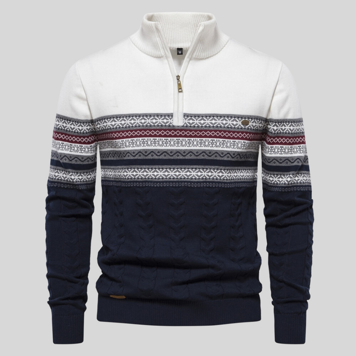 Nahaufnahme des weichen Herren Strickpullovers mit Rundhals und Langarm, ideal für Layering und Komfort.