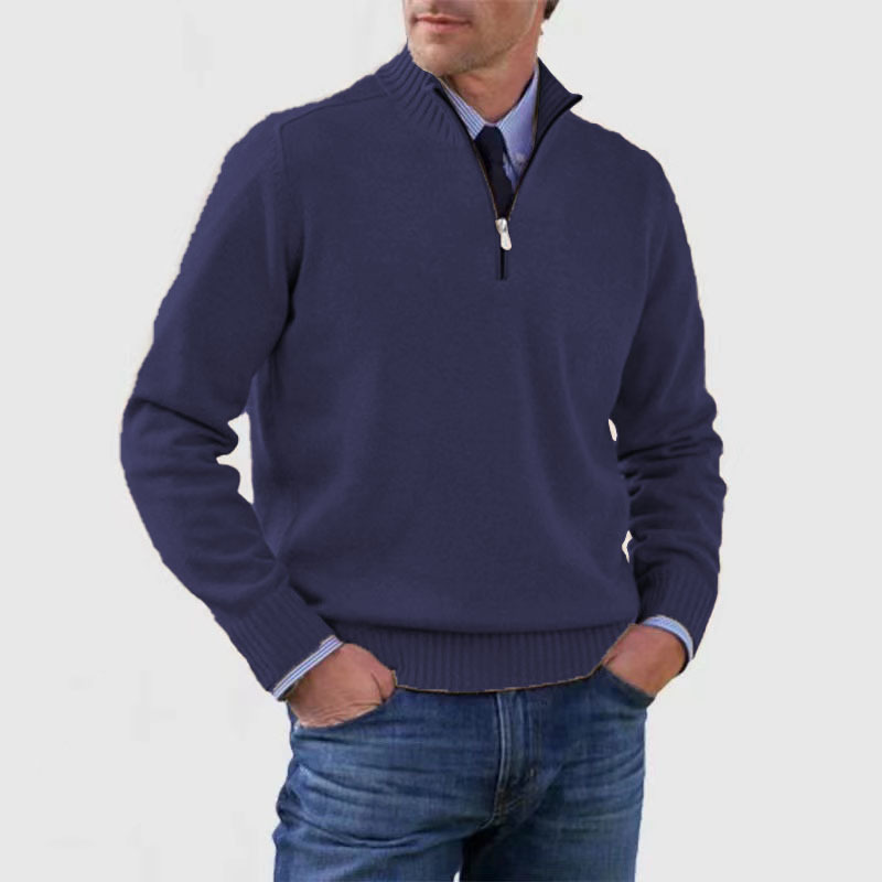 Moderner Herren Halbreißverschluss-Pullover, Detailansicht des Kragens. Hochwertige Verarbeitung.