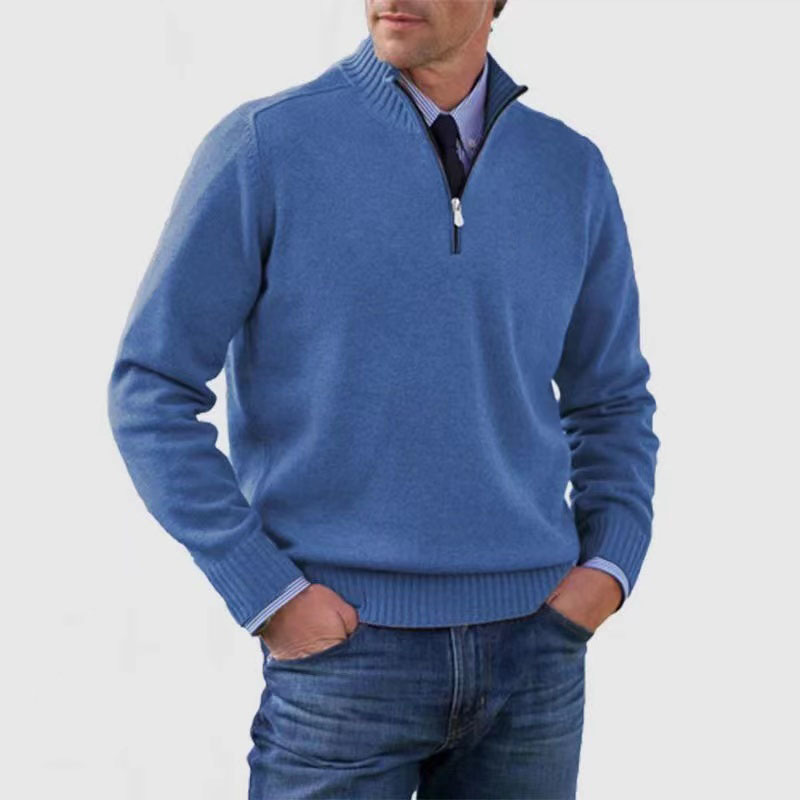 Stilvoller Herren Pullover mit Halbreißverschluss, Ganzkörperansicht. Vielseitig & bequem.