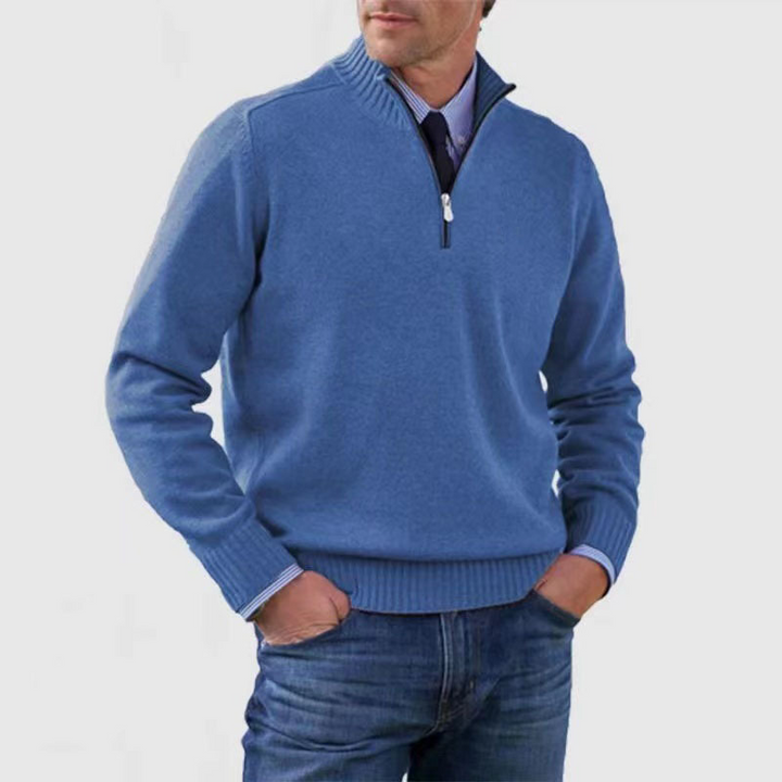 Stilvoller Herren Pullover mit Halbreißverschluss, Ganzkörperansicht. Vielseitig & bequem.