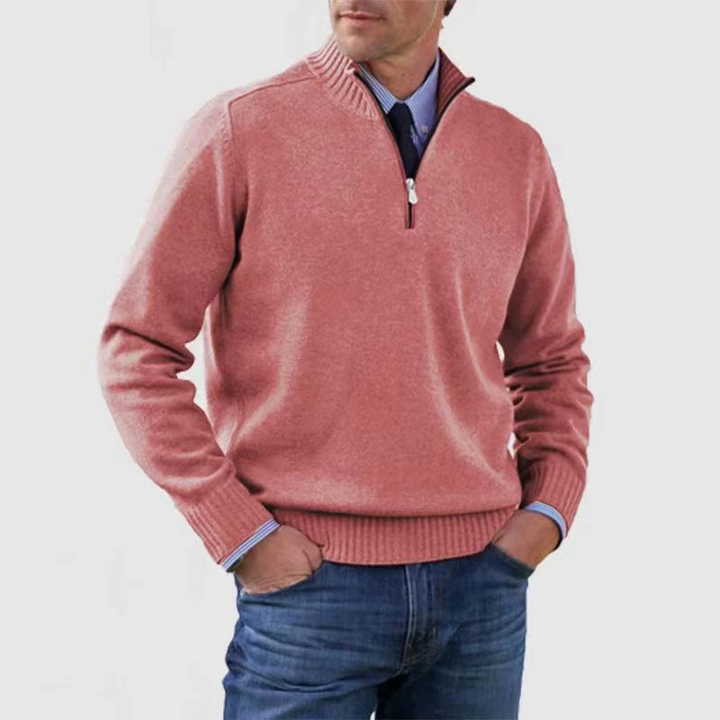 Nahaufnahme des weichen Materials: Herren Pullover mit Halbreißverschluss. Premium-Strickqualität.