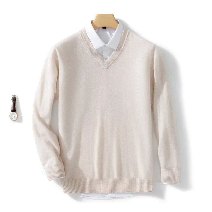 Stilvoller Herren V-Ausschnitt Pullover in Weinrot. Vielseitiges Basic für Business, Freizeit & moderne Eleganz.