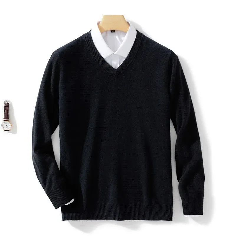 Mann trägt marineblauen V-Ausschnitt Pullover. Leicht & bequem für Business Casual & Freizeitmode.