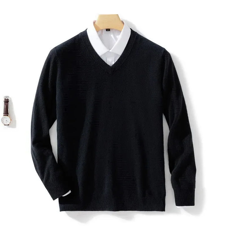 Mann trägt marineblauen V-Ausschnitt Pullover. Leicht & bequem für Business Casual & Freizeitmode.