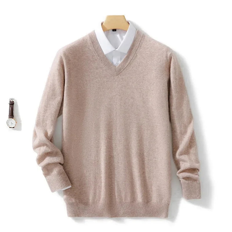 Detailansicht: Leichter Herren Pullover V-Ausschnitt in Schwarz. Hochwertiges, bequemes Basic für jeden Anlass.
