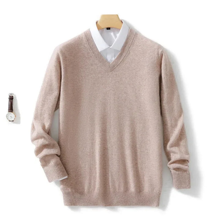 Detailansicht: Leichter Herren Pullover V-Ausschnitt in Schwarz. Hochwertiges, bequemes Basic für jeden Anlass.