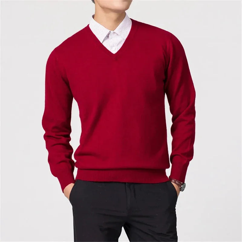 Weinroter Herren Pullover V-Ausschnitt. Ein bequemes, leichtes Basic, ideal für stilvolle Herrenmode & Freizeit.