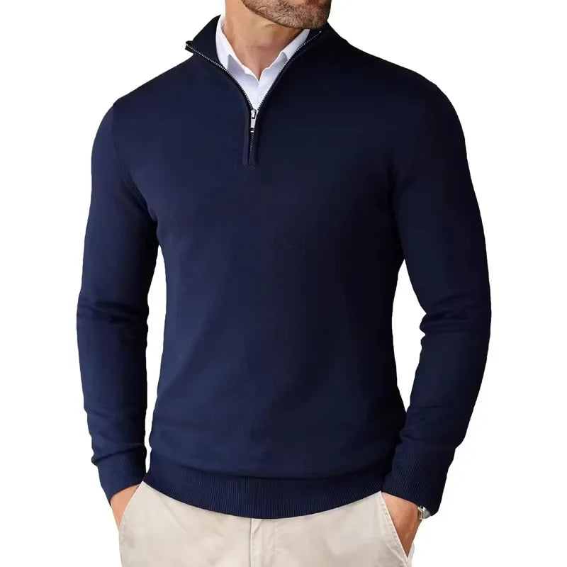 Grauer Herren Quarter-Zip Pullover. Bequemes und modisches Langarm-Oberteil für den vielseitigen Business Casual Mann.