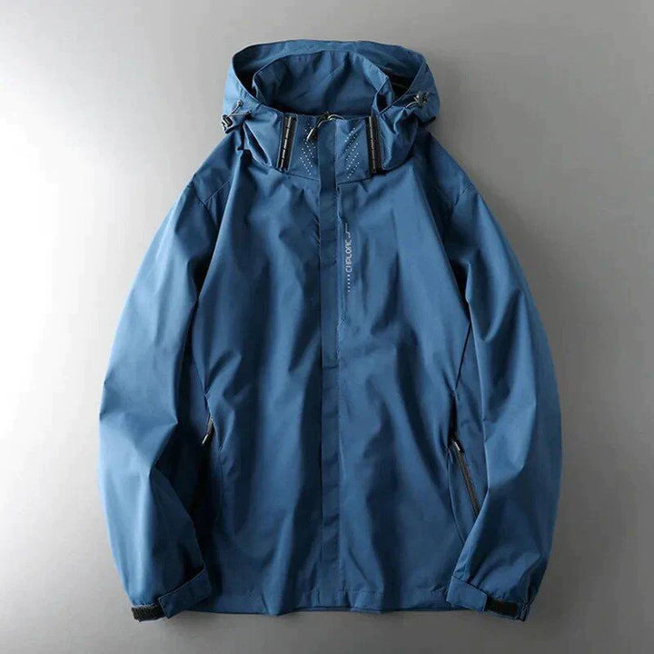 Moderne Herren Regenjacke, wasserdicht und atmungsaktiv, mit Kapuze. Schützt zuverlässig vor Wind und Kälte im Freien.