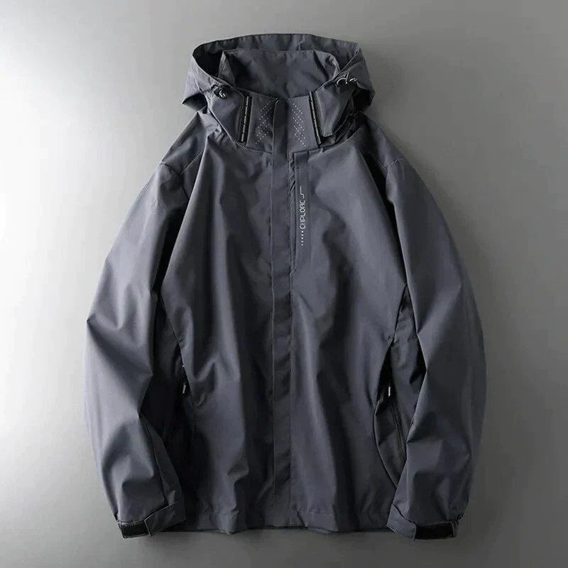 Vielseitige Herren Allwetterjacke mit Kapuze, wasserdicht & winddicht. Robuste Outdoorjacke für Herrenmode & Wintersport.