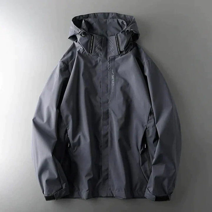 Vielseitige Herren Allwetterjacke mit Kapuze, wasserdicht & winddicht. Robuste Outdoorjacke für Herrenmode & Wintersport.