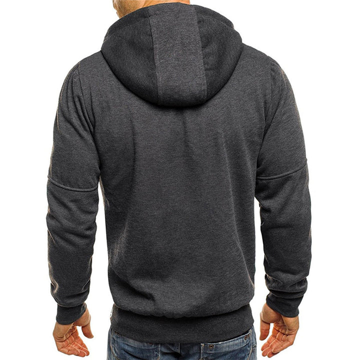 Nahaufnahme des stabilen Reißverschlusses am Herren Hoodie. Hochwertige Freizeitmode Details.