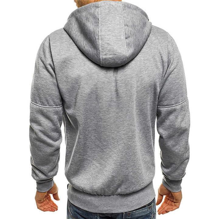 Grauer Herren Reißverschluss-Hoodie getragen von Modell. Komfortable Herrenmode für den Casual Look.