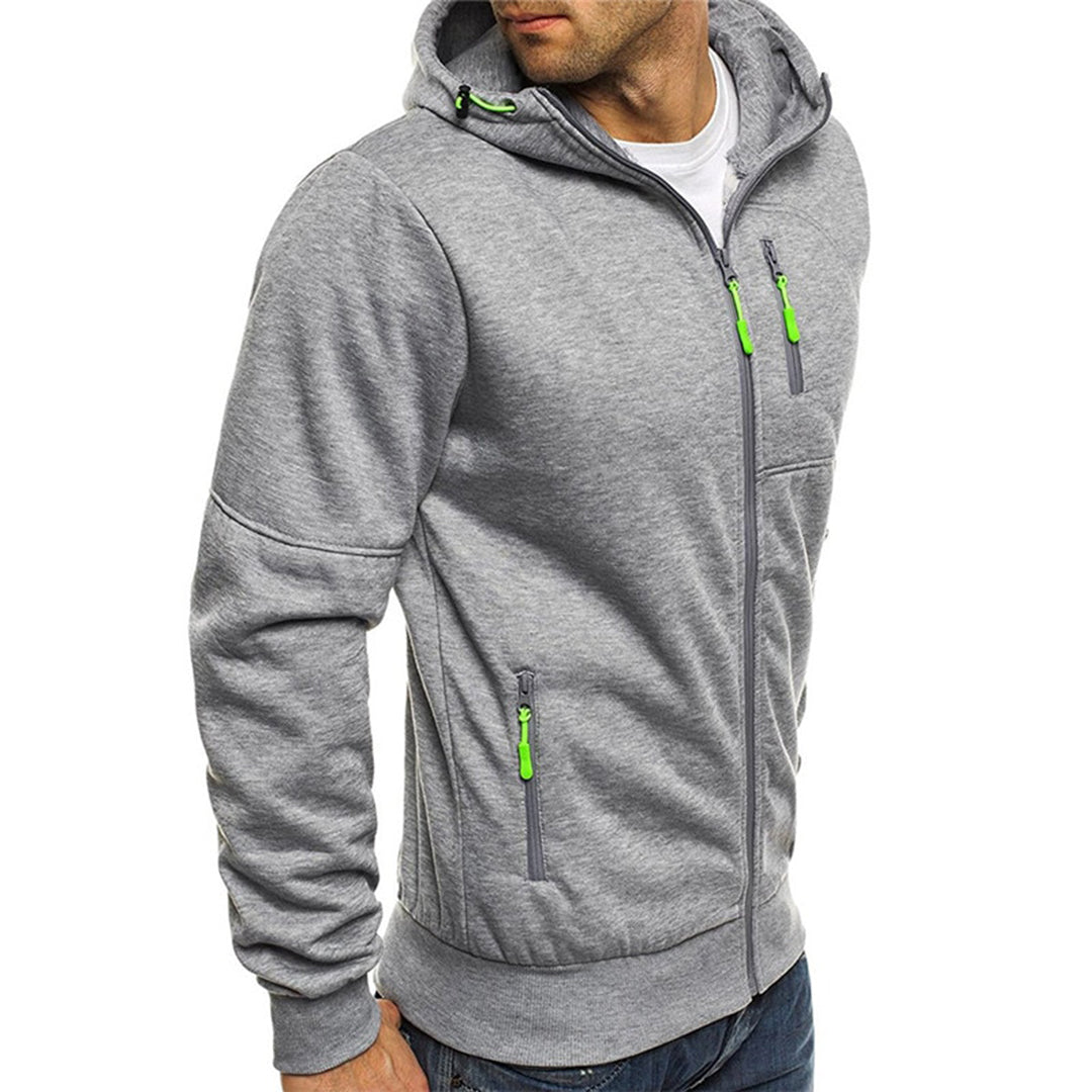 Detailansicht der praktischen Kängurutaschen am Herren Reißverschluss-Hoodie. Funktionale Alltagskleidung.