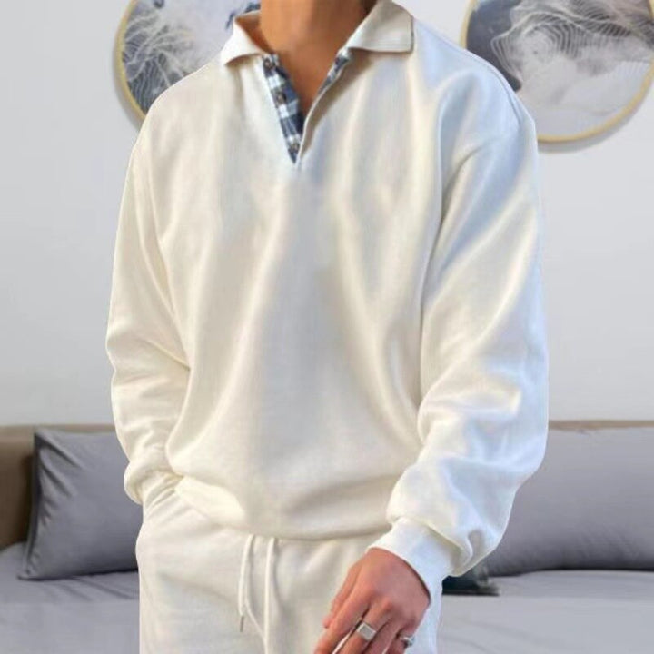 Nahaufnahme des Polokragens am Herren Relaxed Fit Sweatshirt; stilvolles Detail für Freizeitkleidung.