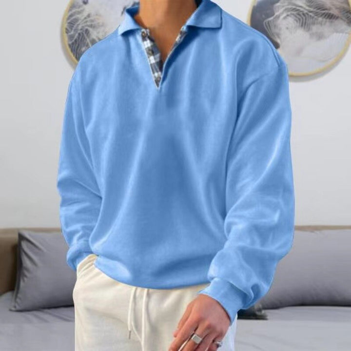 Ein Herren Langarmshirt mit Polokragen und Relaxed Fit; vielseitige Herrenmode für Komfort und Stil.