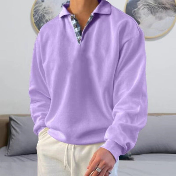 Mann trägt das bequeme Herren Relaxed Fit Polo-Sweatshirt; ideal für entspannte Alltagsmomente und Freizeit.