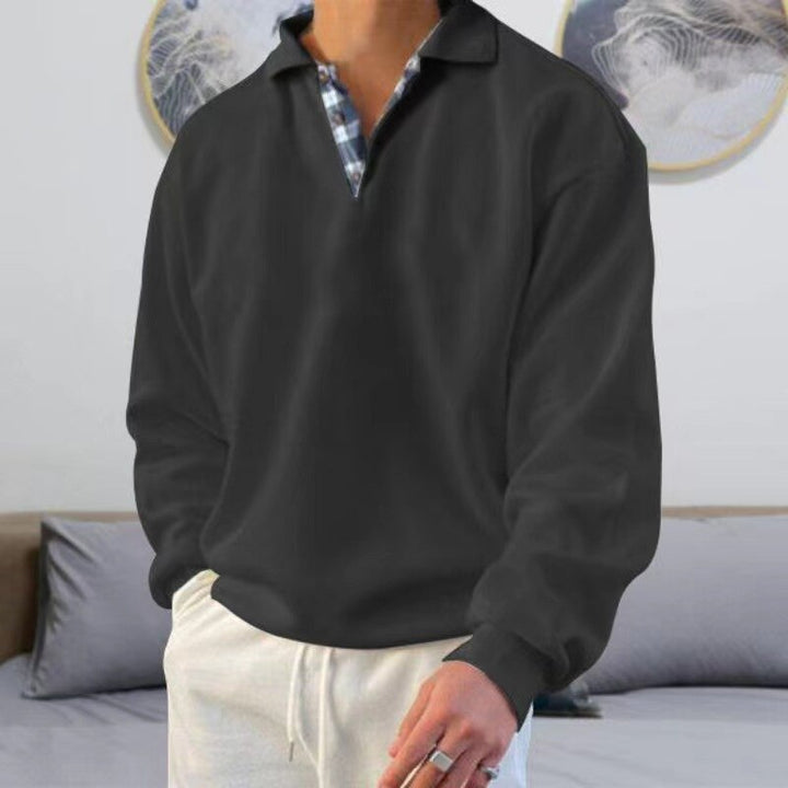 Seitenansicht des Herren Sweatshirts mit Polokragen, zeigt den legeren Relaxed Fit; moderne Herrenkleidung.
