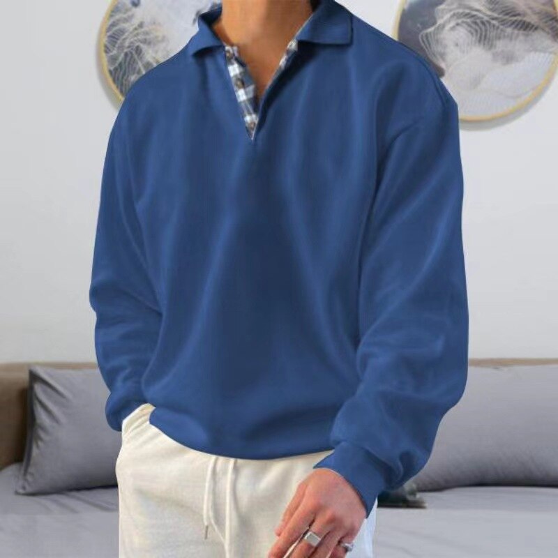 Herren Polo-Sweatshirt kombiniert mit Jeans; stilvolle Freizeitkleidung für den legeren Alltagslook.