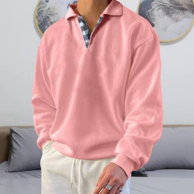 Detailaufnahme des weichen Materials und der feinen Nähte am Herren Relaxed Fit Polo-Sweatshirt für Qualität.