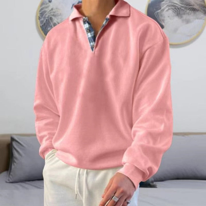 Detailaufnahme des weichen Materials und der feinen Nähte am Herren Relaxed Fit Polo-Sweatshirt für Qualität.