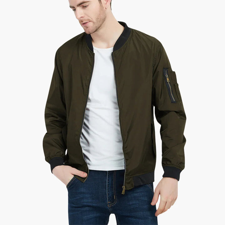 Mann trägt Herren Retro Bomberjacke, eine vielseitige Übergangsjacke für den urbanen Casual-Look.