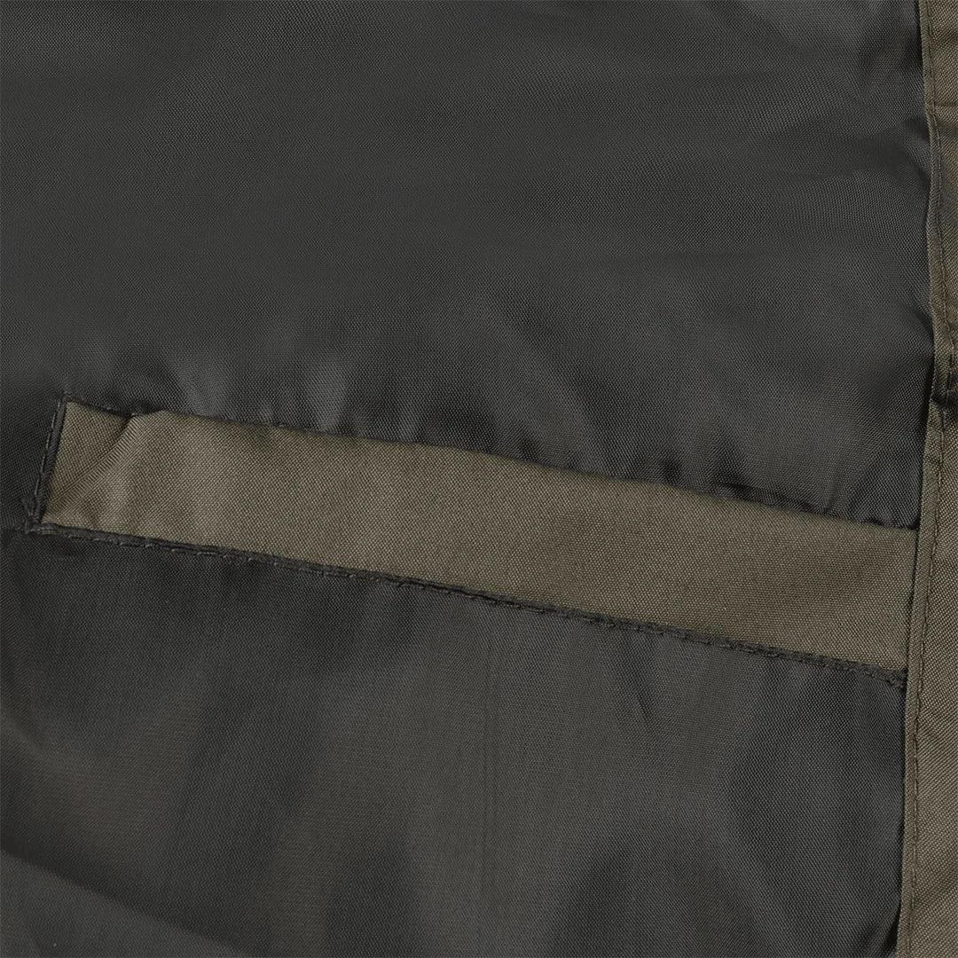 Detailansicht der Herren Bomberjacke im Retro-Stil mit hochwertigem Stoff, ideal für die Übergangszeit.