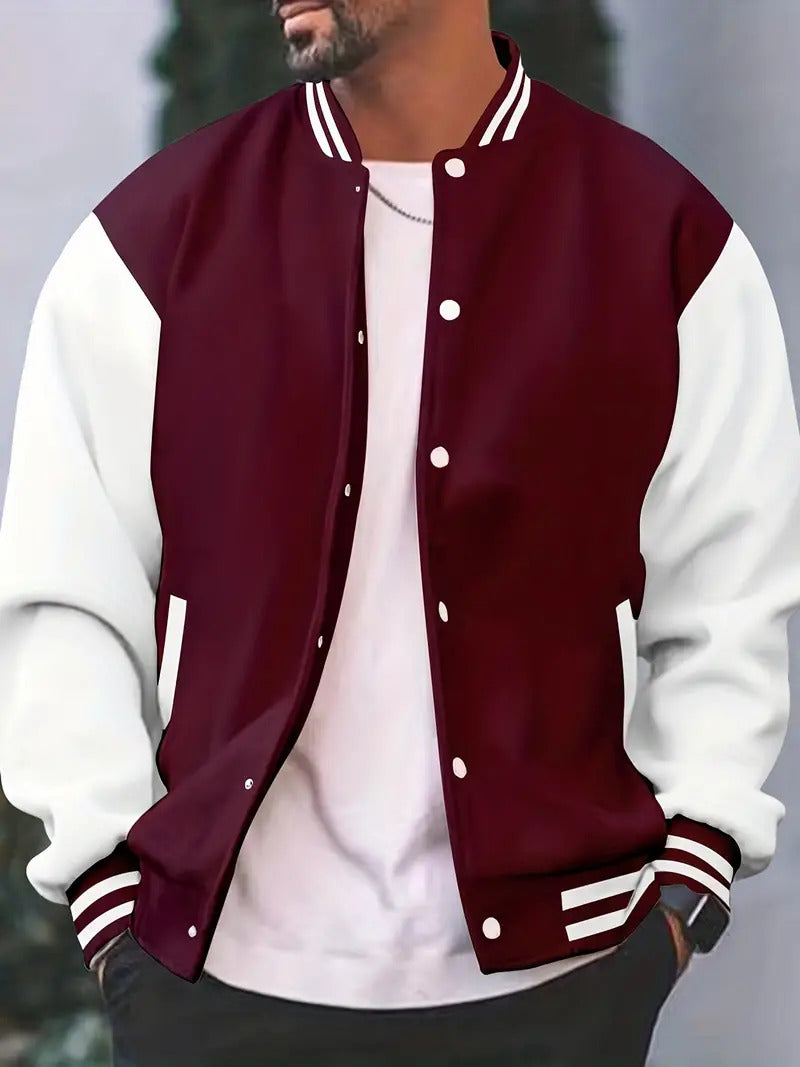 Detailaufnahme der Herren Varsity-Bomberjacke mit feinen Rippstrickbündchen; hochwertige Retro-Übergangsjacke.