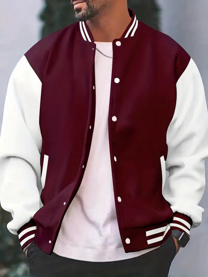 Detailaufnahme der Herren Varsity-Bomberjacke mit feinen Rippstrickbündchen; hochwertige Retro-Übergangsjacke.
