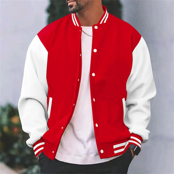 Lässige Herren Bomberjacke im sportlichen Varsity-Stil, von Model getragen; perfekte Retro-Jacke für den Alltag.