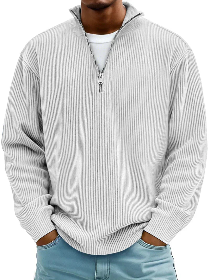 Moderner Herren Strickpullover mit Funnel Neck und Halb-Reißverschluss, in Rippstrick-Optik, bequem und elegant.