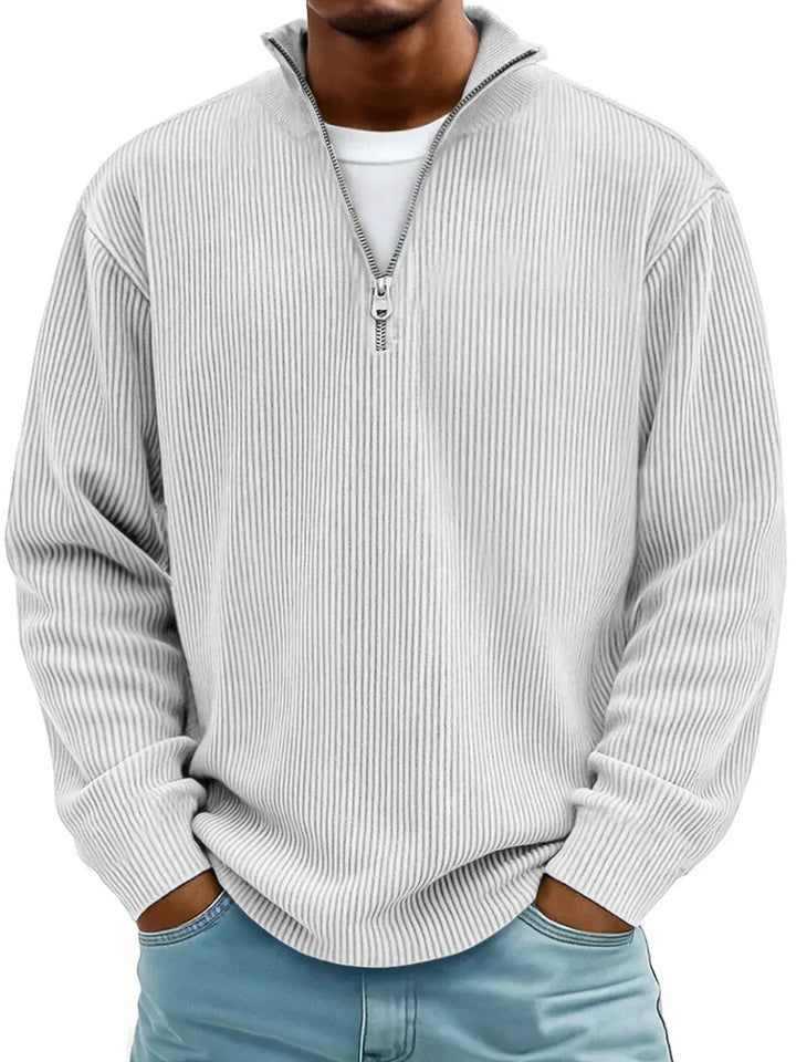 Moderner Herren Strickpullover mit Funnel Neck und Halb-Reißverschluss, in Rippstrick-Optik, bequem und elegant.