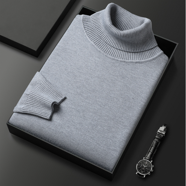 Rückansicht des warmen Herren Winterpullovers "Zuri" mit klassischem Rollkragen. Zeitloses Design.