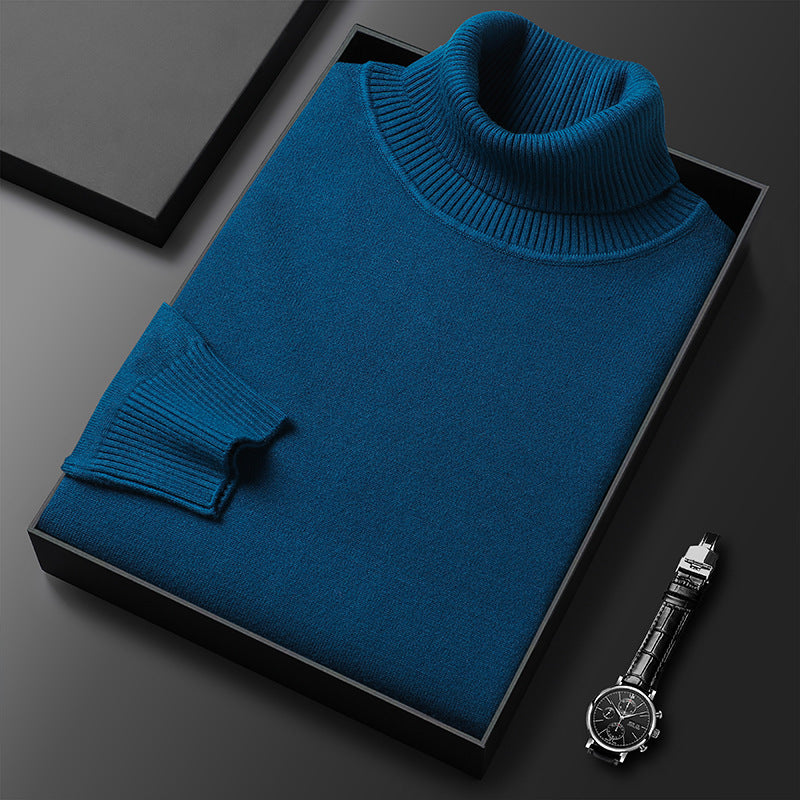 Seitliche Ansicht des eleganten Herren Rollkragenpullovers "Zuri". Vielseitiger Winterpullover für jeden Anlass.