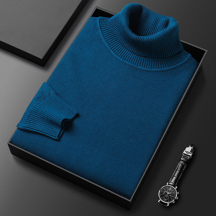 Seitliche Ansicht des eleganten Herren Rollkragenpullovers "Zuri". Vielseitiger Winterpullover für jeden Anlass.
