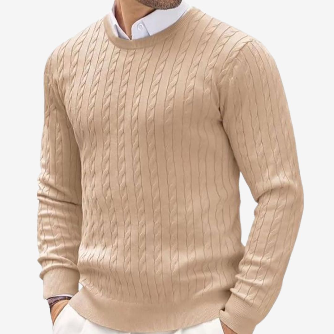 Trendiger Herren Strickpullover mit Zopfmuster und Rundhals in Braun, ideal für den lässigen Frühlings-Look.