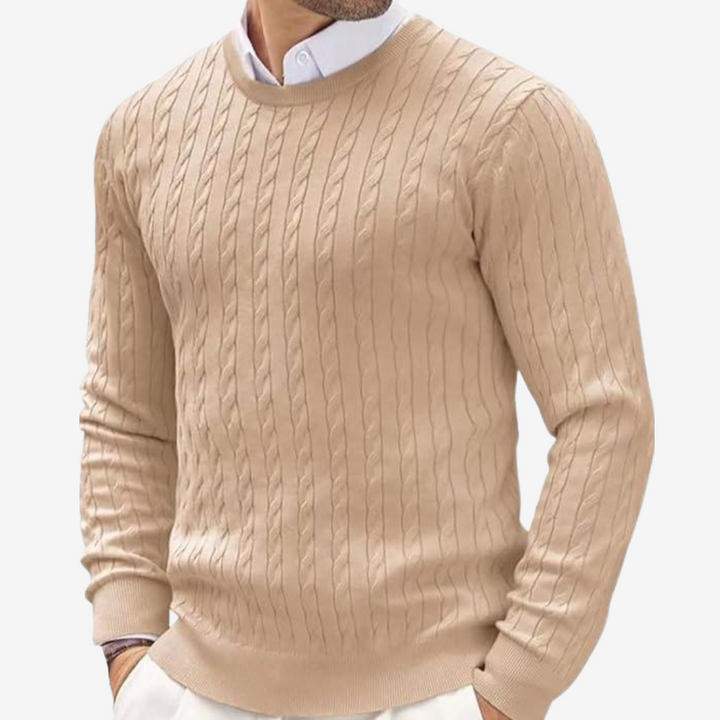Trendiger Herren Strickpullover mit Zopfmuster und Rundhals in Braun, ideal für den lässigen Frühlings-Look.