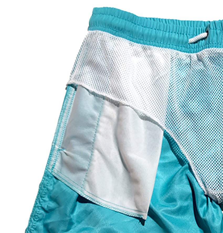 Moderne Herren Badehose für den Sommerurlaub. Schnelltrocknende Strandshorts.